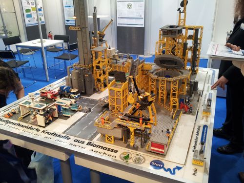 TMFB Herstellung Biokraftstoffe Anlage Foto einer Biokraftstoff-Anlage aus Lego zum TMFB