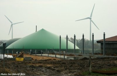 Biogasanlage für Bioenergie und Windräder zur dezentralen Energieversorgung 